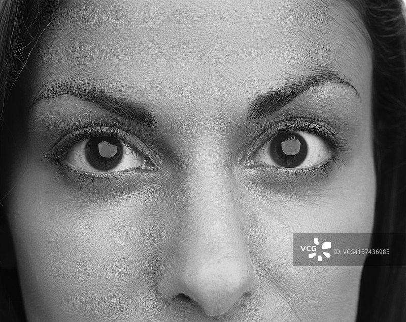 一个女人的眼睛和鼻子的特写(黑色和白色)图片素材