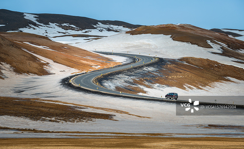 冰岛北部有辆车的s型公路。图片素材