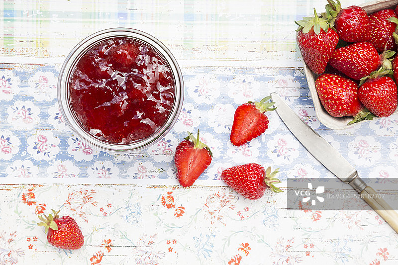 一杯草莓酱和一盒草莓图片素材