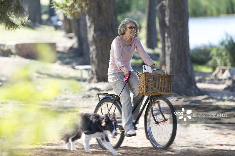 老年妇女骑自行车图片素材