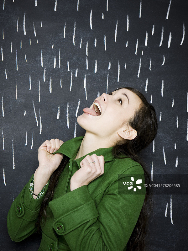 黑板暴雨中的女人图片素材