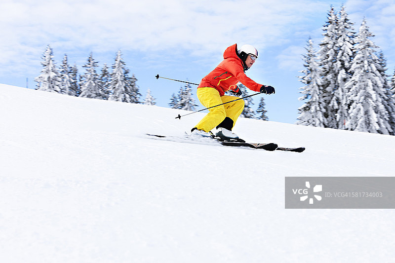 滑雪假期，女子滑雪下山，Sudelfeld，巴伐利亚，德国图片素材