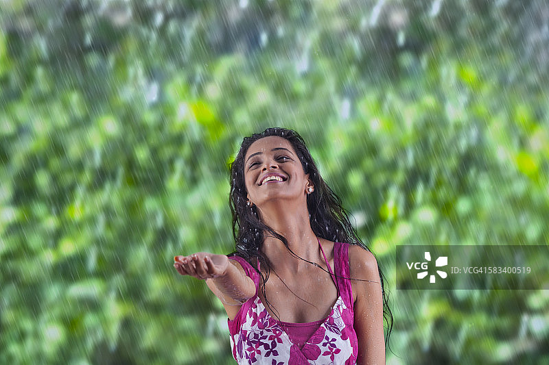 享受雨的女人图片素材