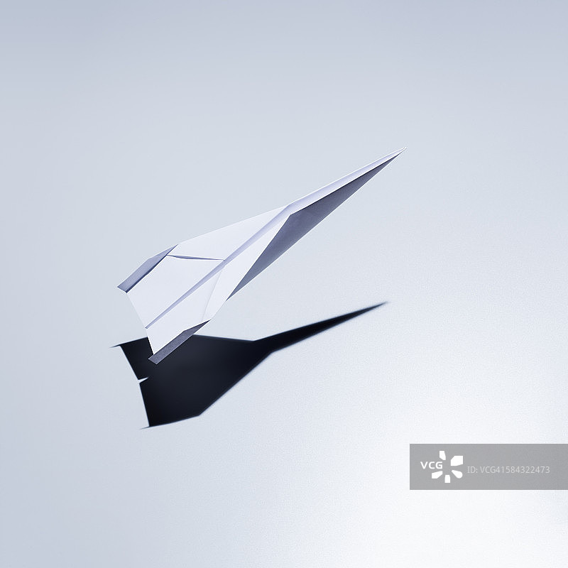 纸飞机起飞图片素材