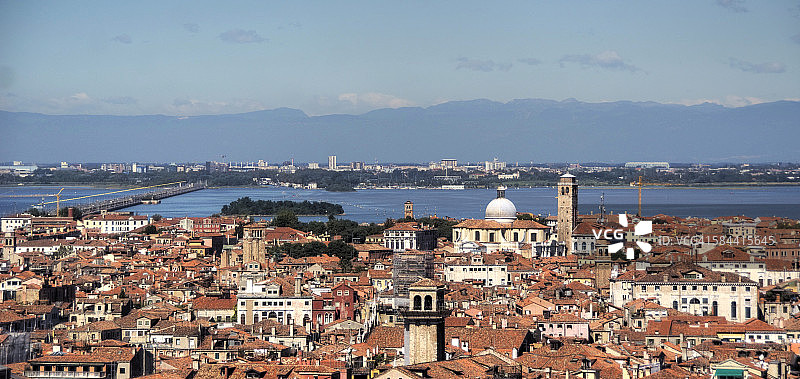 威尼斯对梅斯特和山脉的鸟瞰图图片素材
