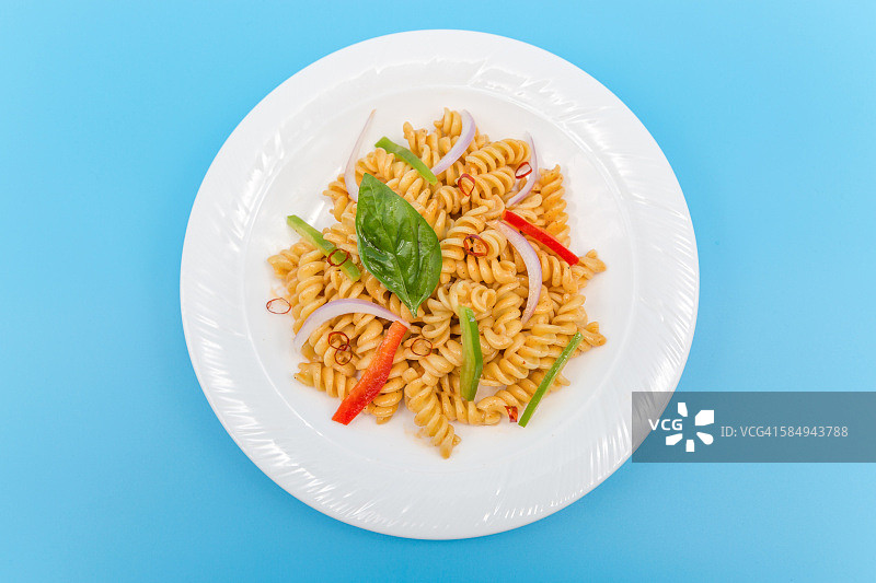 在盘子里的意大利面和蔬菜的正上方图片素材