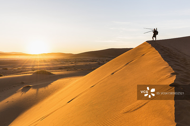 纳米比亚，纳米布沙漠，纳米布Naukluft国家公园，摄影师站在沙丘上图片素材