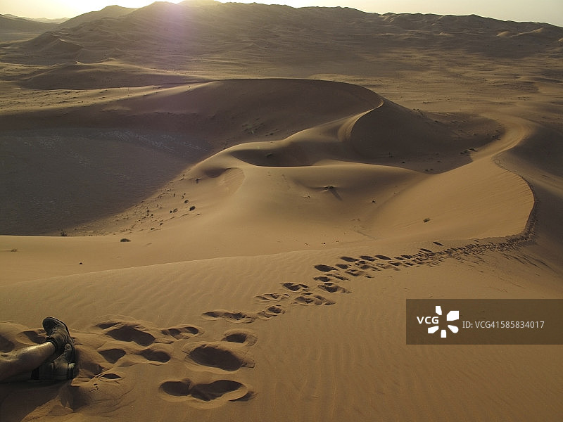 阿拉伯联合酋长国，阿布扎比，沙漠沙丘，沙子中的痕迹图片素材