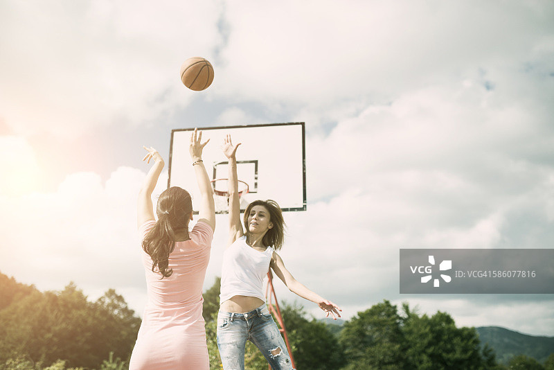 两个女孩在室外打篮球图片素材