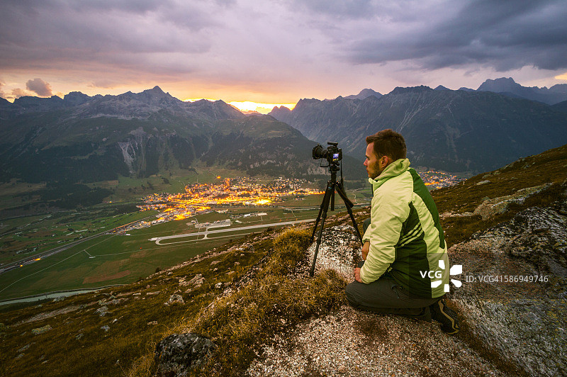 恩加丁,瑞士。一位摄影师从上面欣赏恩加丁山谷。图片素材