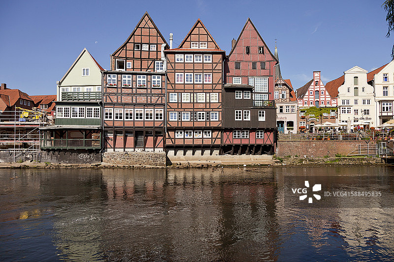 德国，吕内堡，伊尔梅瑙河上的半木山墙房屋图片素材