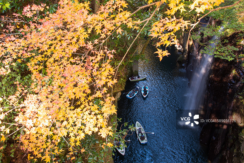 日本九州火山峡谷河中的高知湖-京瀑布图片素材