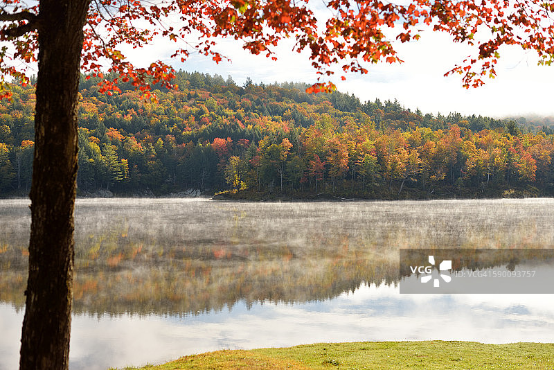 秋天的佛蒙特州湖图片素材