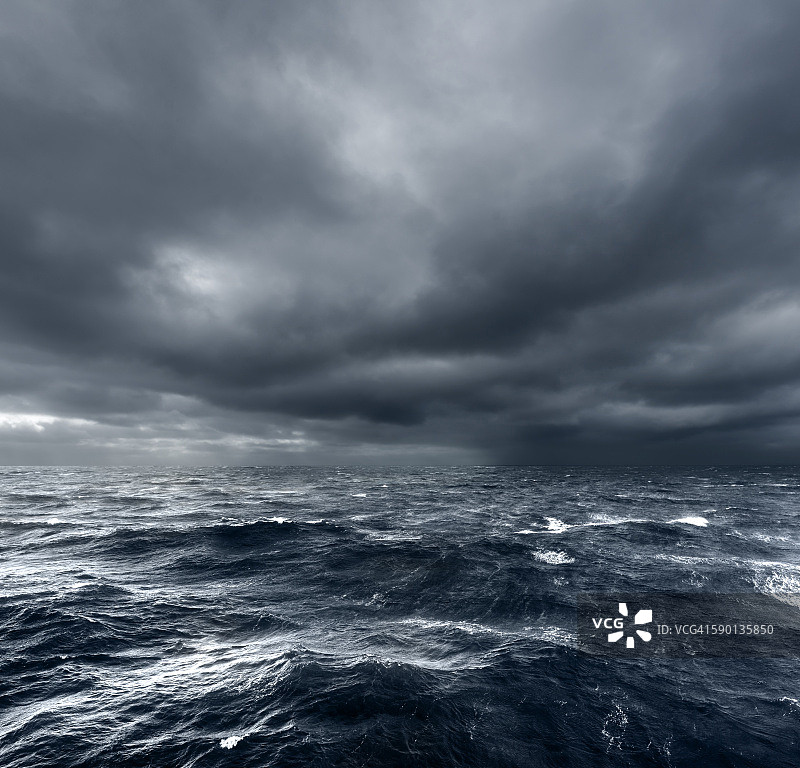 强烈的雷暴在公海上翻滚图片素材