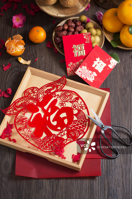中国农历新年装饰品与一个字“祝福”在木制桌面上。图片素材