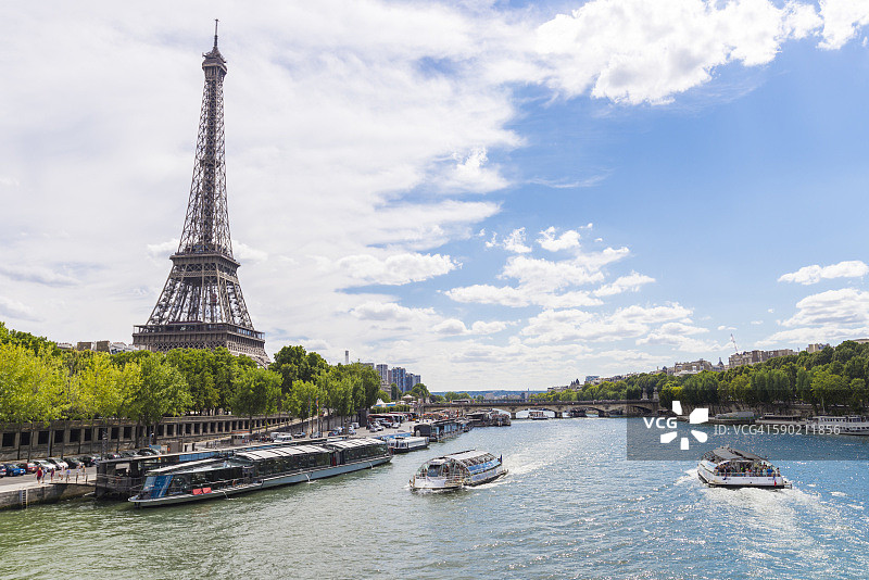 法国巴黎塞纳河上的游船图片素材