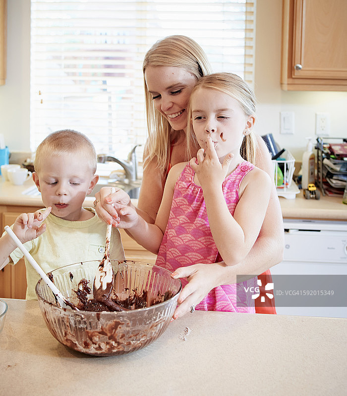 家庭在搅拌碗里融化巧克力图片素材