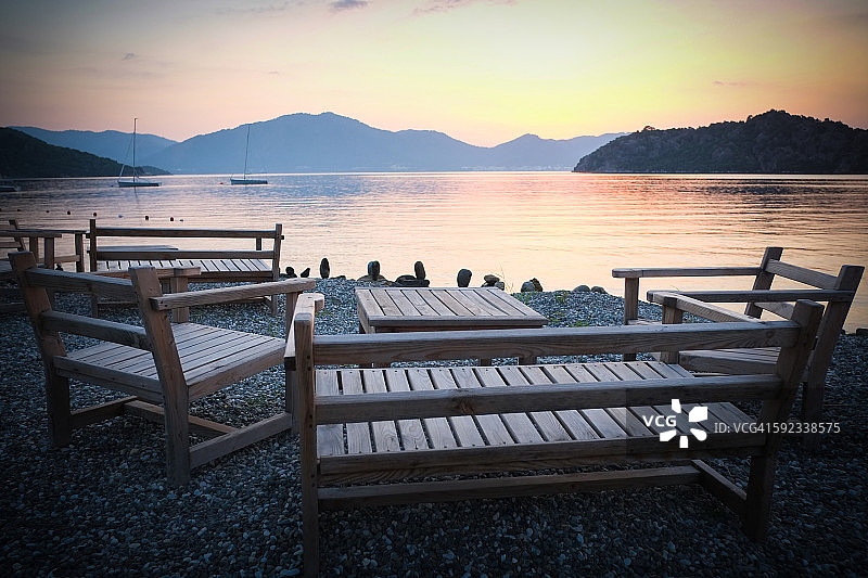 日落与椅子面对大海，土耳其图片素材