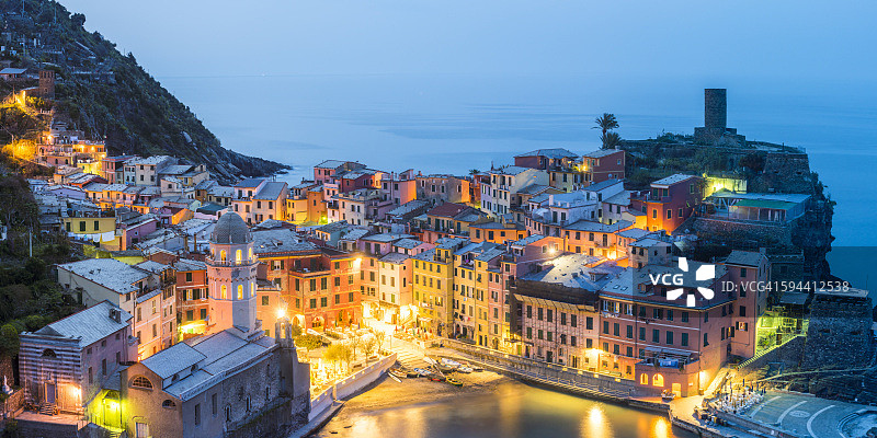 Vernazza, Cinque Terre, La Spezia，意大利利古里亚。黄昏时村庄的全景。图片素材