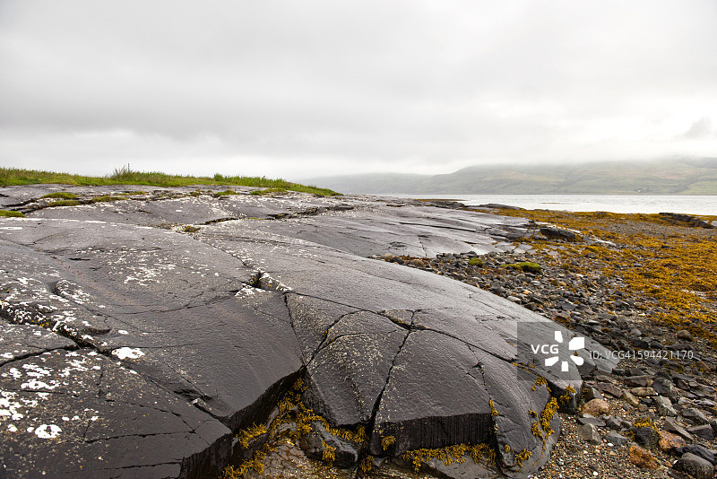 苏格兰马尔岛附近海滩上的黑色岩石图片素材