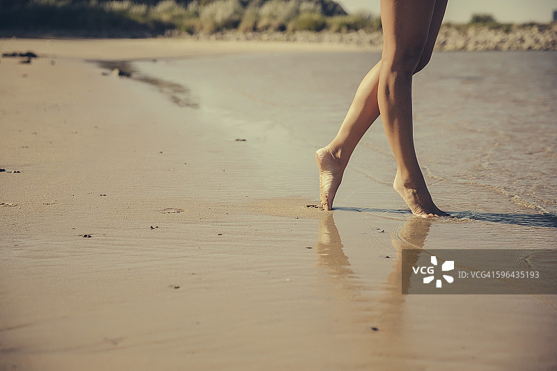 德国，科隆，莱茵河岸边沙滩上女人的腿图片素材