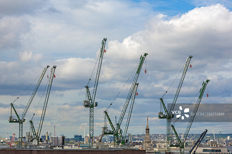 伦敦一处建筑工地上的起重机图片素材