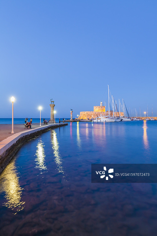 希腊，罗德斯，蓝时进入曼德拉基港图片素材