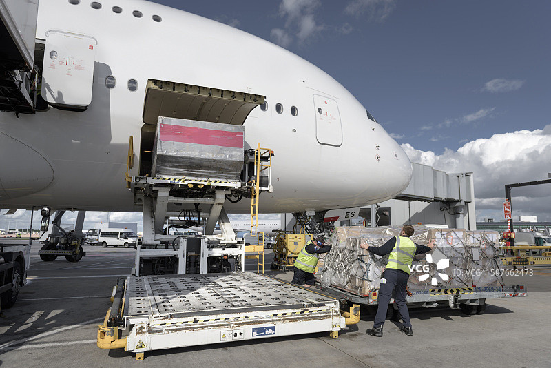 地勤人员将货物装载到A380飞机上图片素材