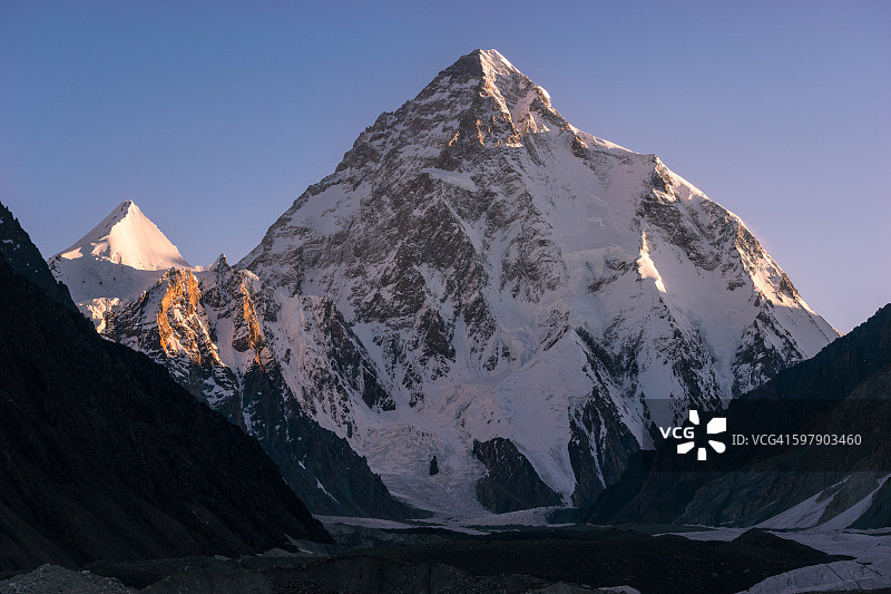 从康科迪亚营地升起的K2山图片素材