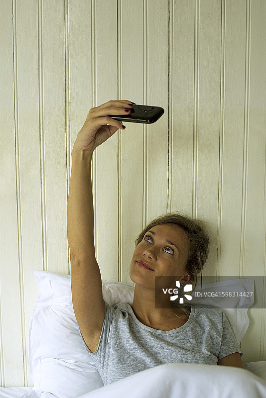 女人在床上自拍图片素材