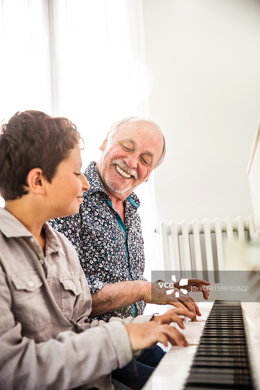 小男孩和爷爷一起弹钢琴图片素材