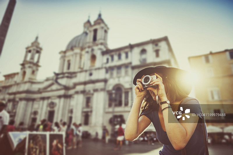 女游客在罗马用数码相机拍照图片素材