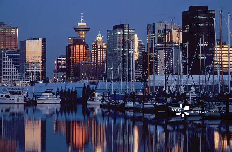 夜晚的温哥华海港和城市天际线图片素材