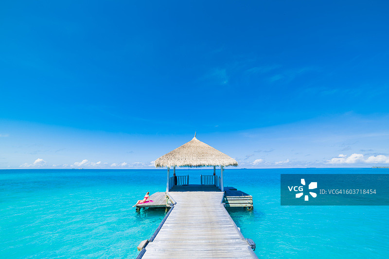 天堂海滩。假日度假旅游理念。马尔代夫的热带度假码头图片素材