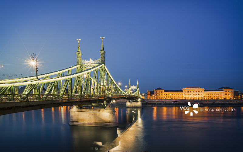 匈牙利布达佩斯多瑙河上的自由桥在夜晚灯火通明图片素材