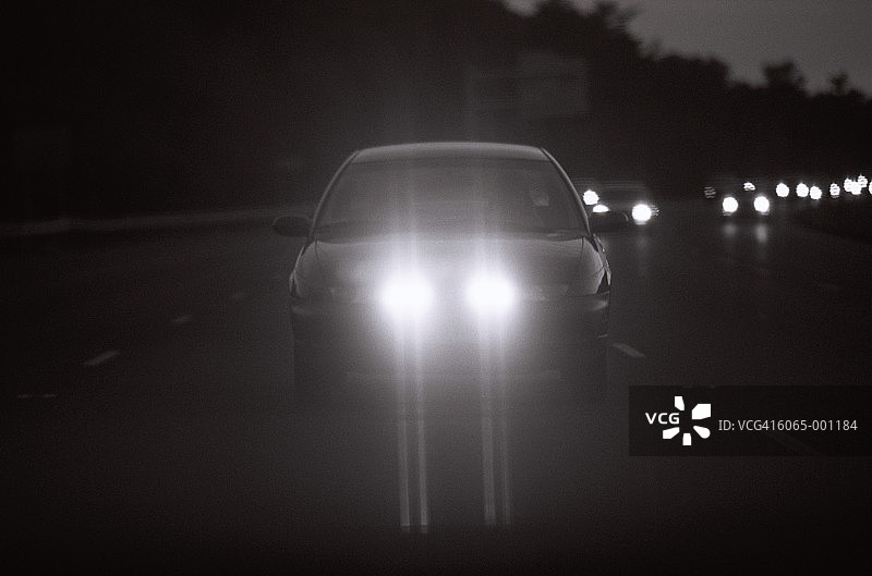 夜间高速公路上的汽车图片素材