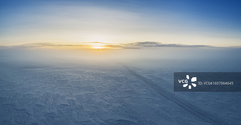 冰岛的雪路上，雾和日落图片素材