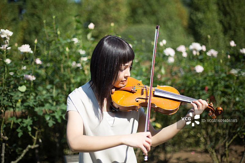 拉小提琴的女人图片素材