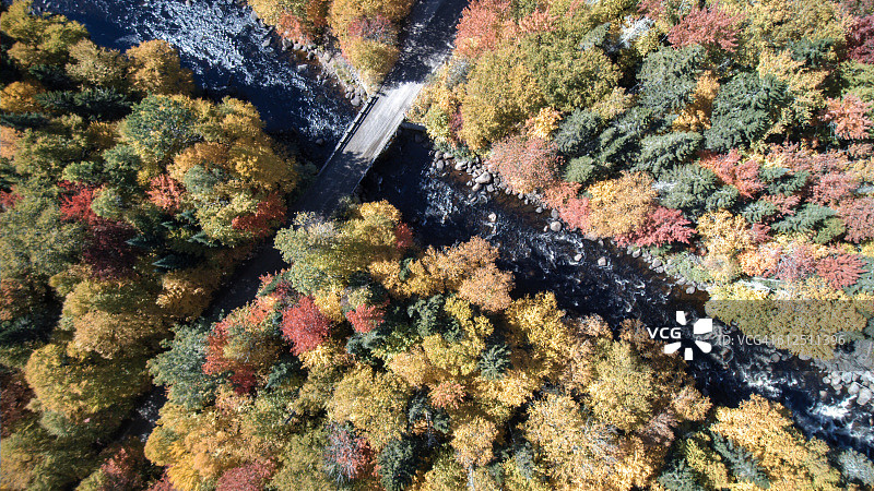 鸟瞰图瀑布在秋天森林自然，魁北克，加拿大图片素材