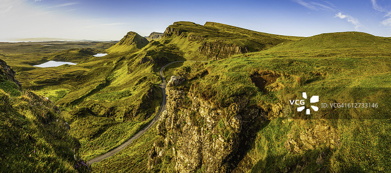 苏格兰斯凯岛乡村公路田园诗般的高地山脉全景图片素材