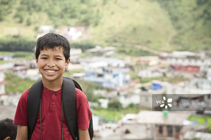 快乐的亚裔男孩在印度城市户外。图片素材