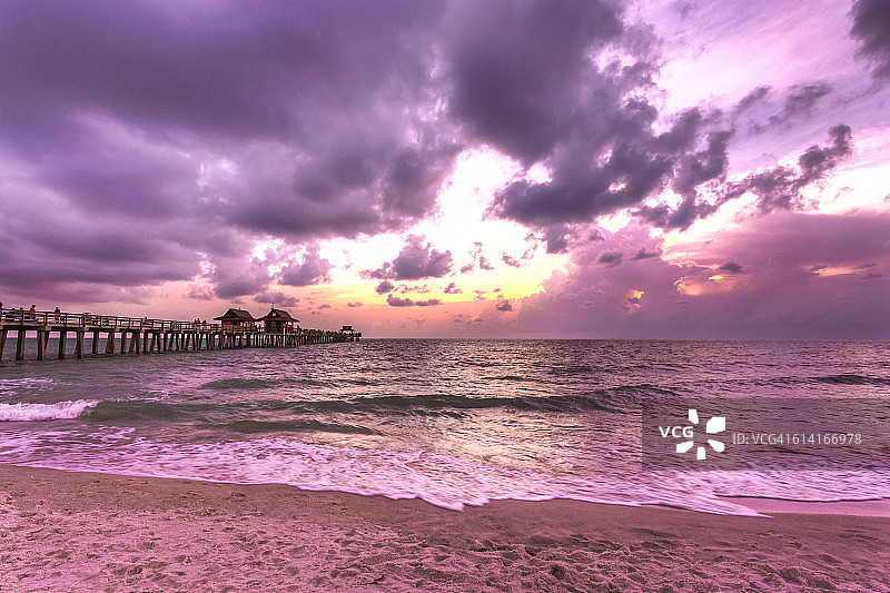 那不勒斯码头和平静的海洋在一个阴天，佛罗里达图片素材