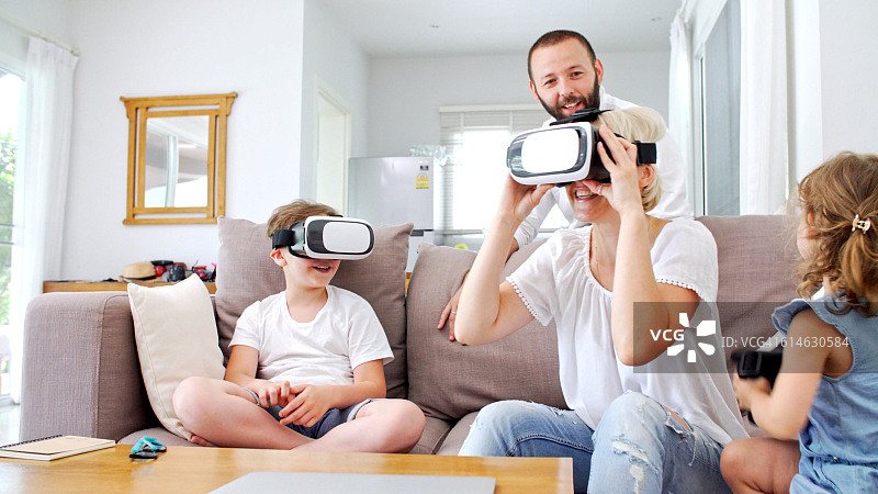家人在家玩虚拟现实耳机。虚拟现实。图片素材