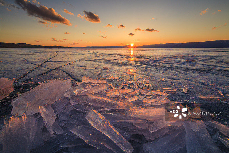 贝加尔湖冰面上的日落图片素材