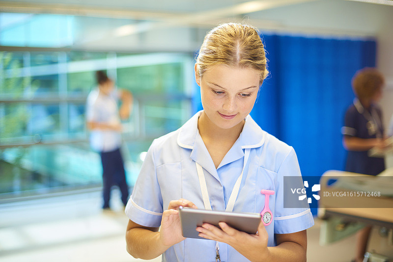 学生护士与数字平板电脑图片素材