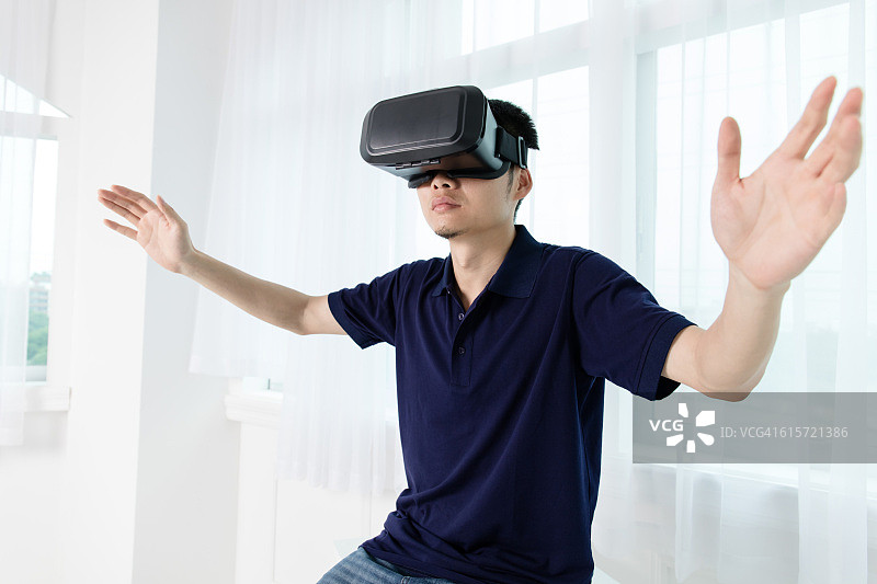 商人用VR展开双臂图片素材