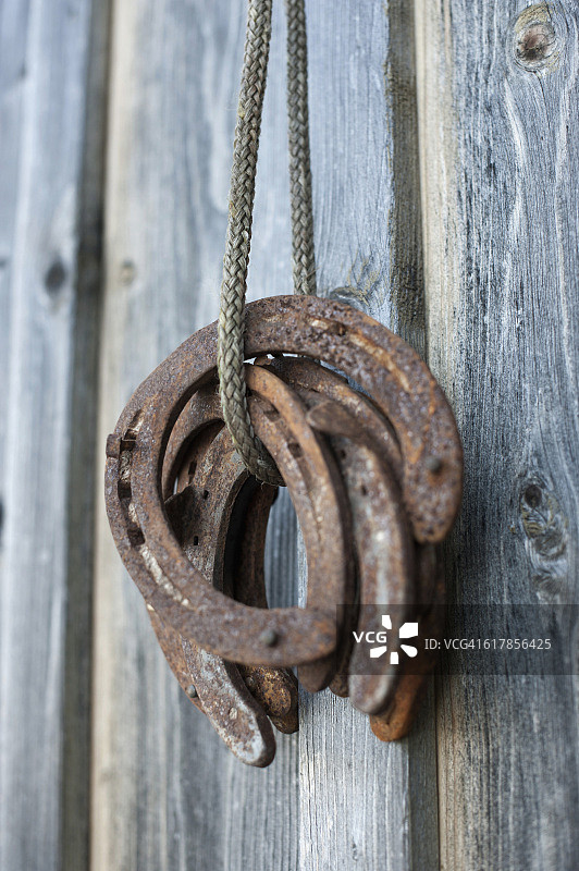 “德国巴伐利亚州谷仓木墙上生锈的马蹄铁特写”图片素材