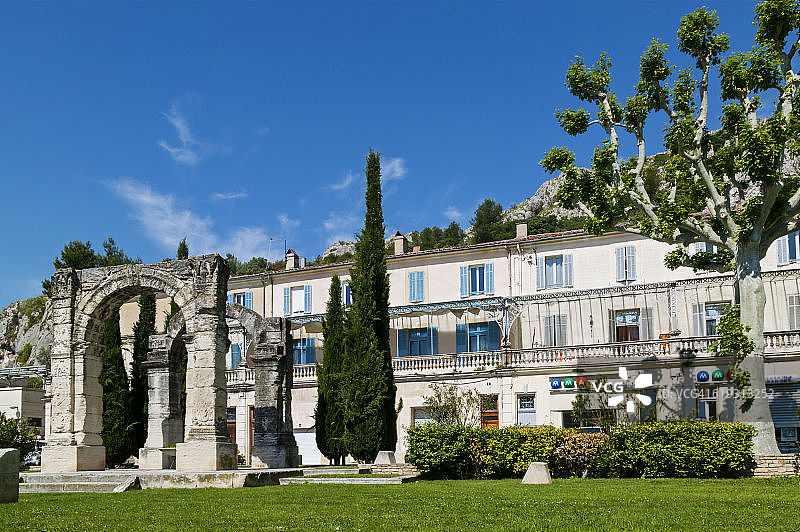 法国普罗旺斯沃克卢兹杜克洛广场卡瓦永的罗马弧形图片素材