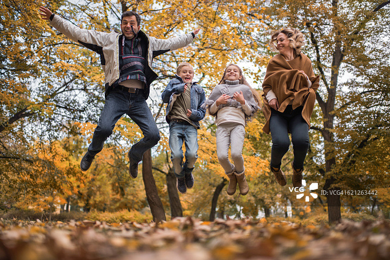下图是好玩的一家人在公园里跳跃。图片素材
