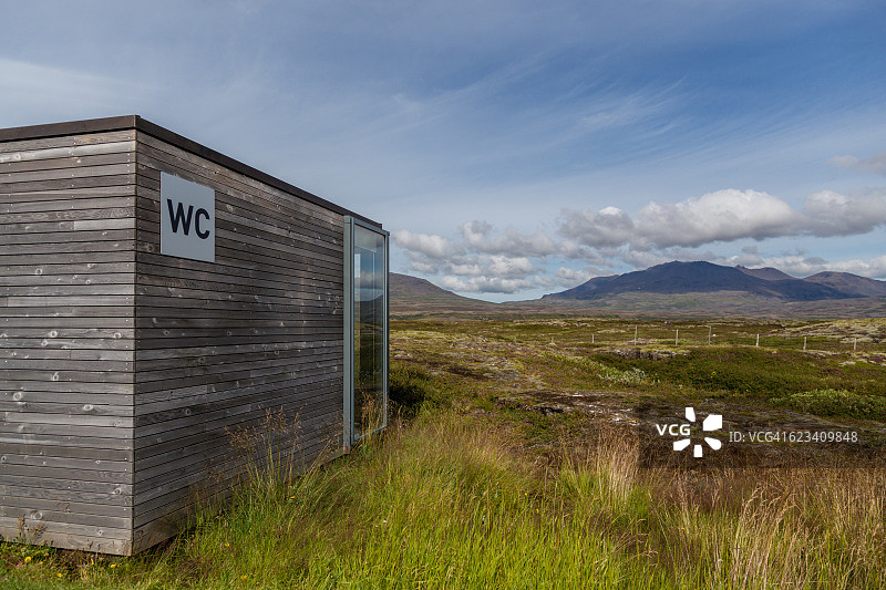 冰岛的公共厕所，背景是山脉图片素材